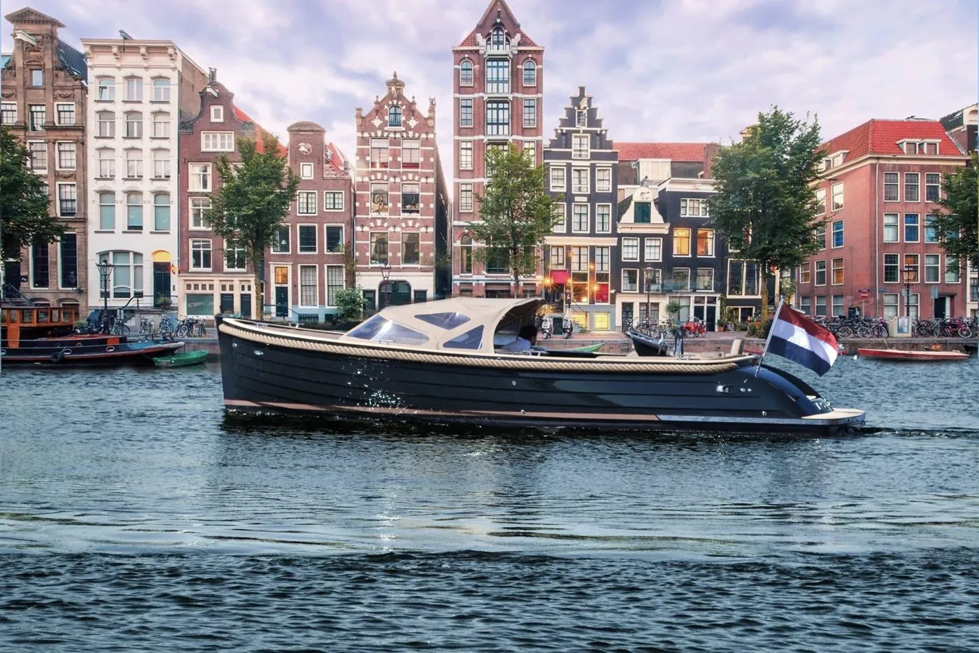 Een Waterspoor 808 Open-sloep op de grachten van Amsterdam