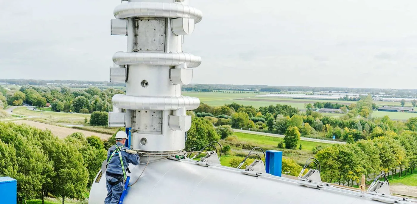 Servicemonteur van Van Mourik aan het werk op hoogte