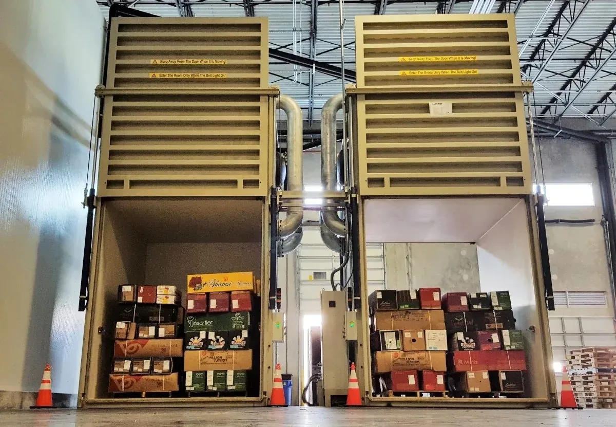 Luchtvrachtpallets met versproducten worden vacuümgekoeld
