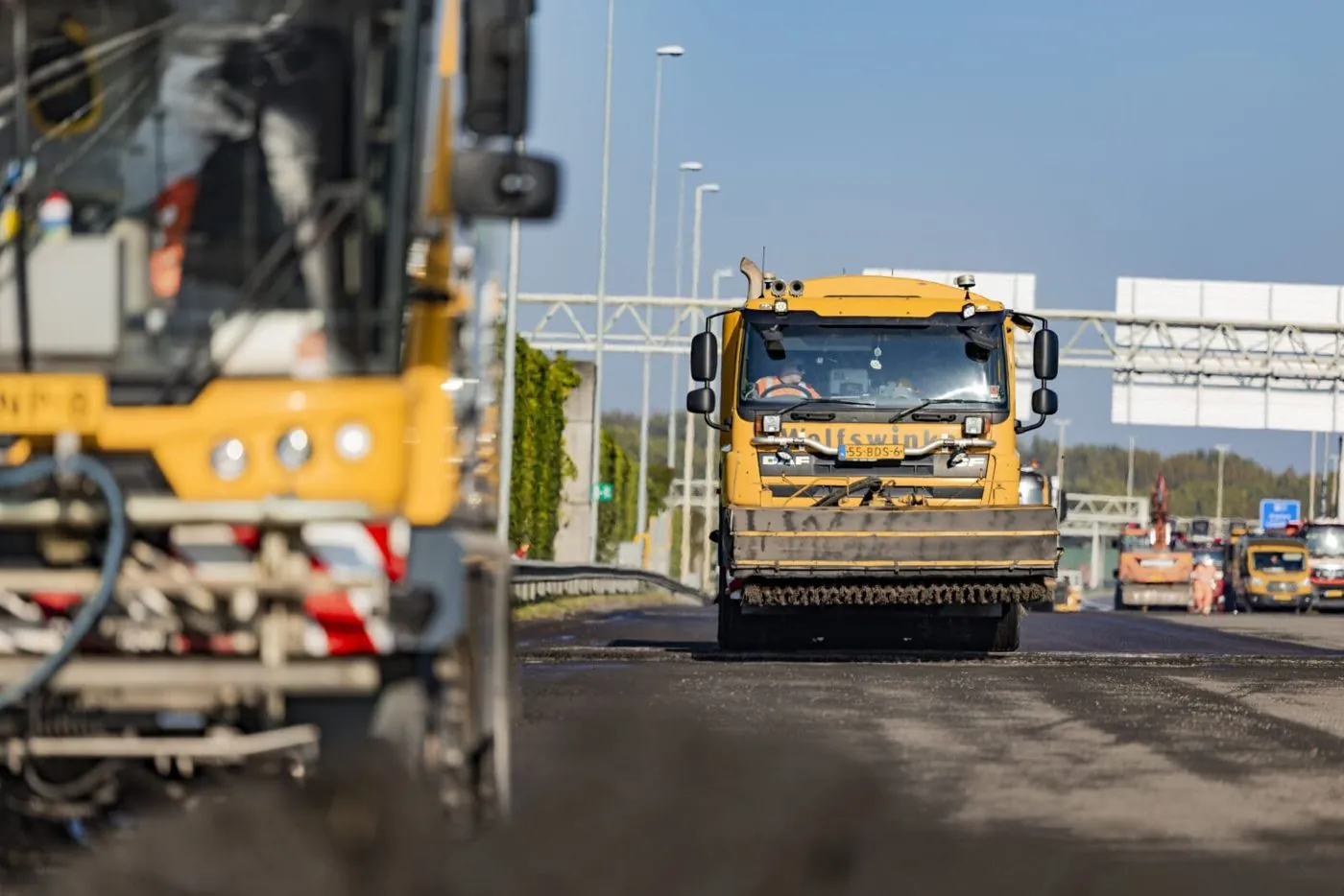 Een RAVO-wegdekreiniger en een veegwagen met rolbezem van Wolfswinkel